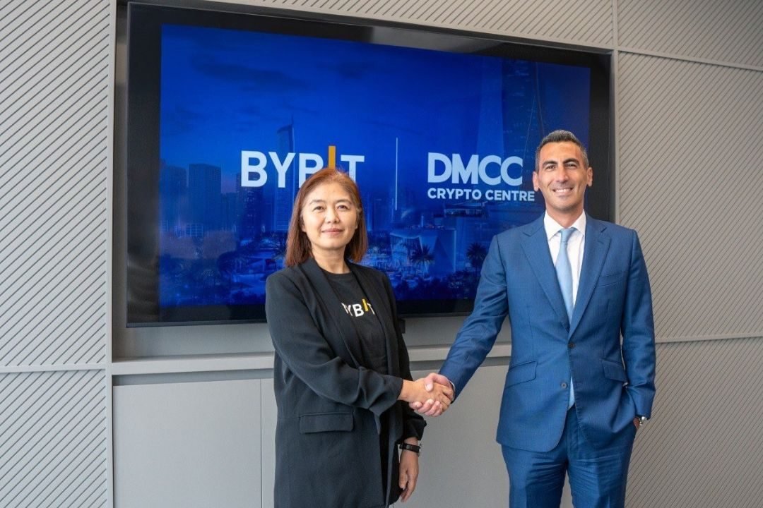 Helen Liu, Chief Operating Officer at Bybit (L), and Belal Jassoma, Director of Ecosystems at DMCC (R) , celebrate the extension of their successful partnership. Bybit will serve as DMCC’s Ecosystem and Advisory Partner from August 2024 to July 2025, offering strategic guidance to the DMCC Crypto Center and its members.